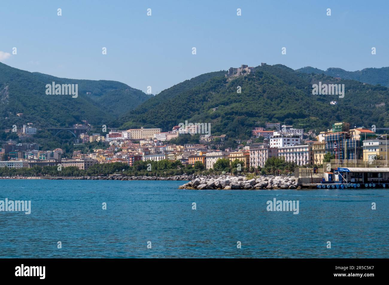 Vista Panorámica de la ciudad de Salerno desde un barco, Italia Foto Stock