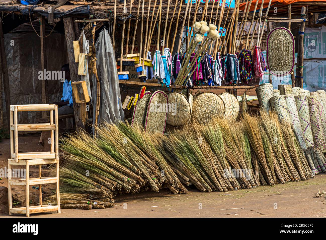 Vendita di spazzolini, scope e vimini a Matawale, Malawi Foto Stock