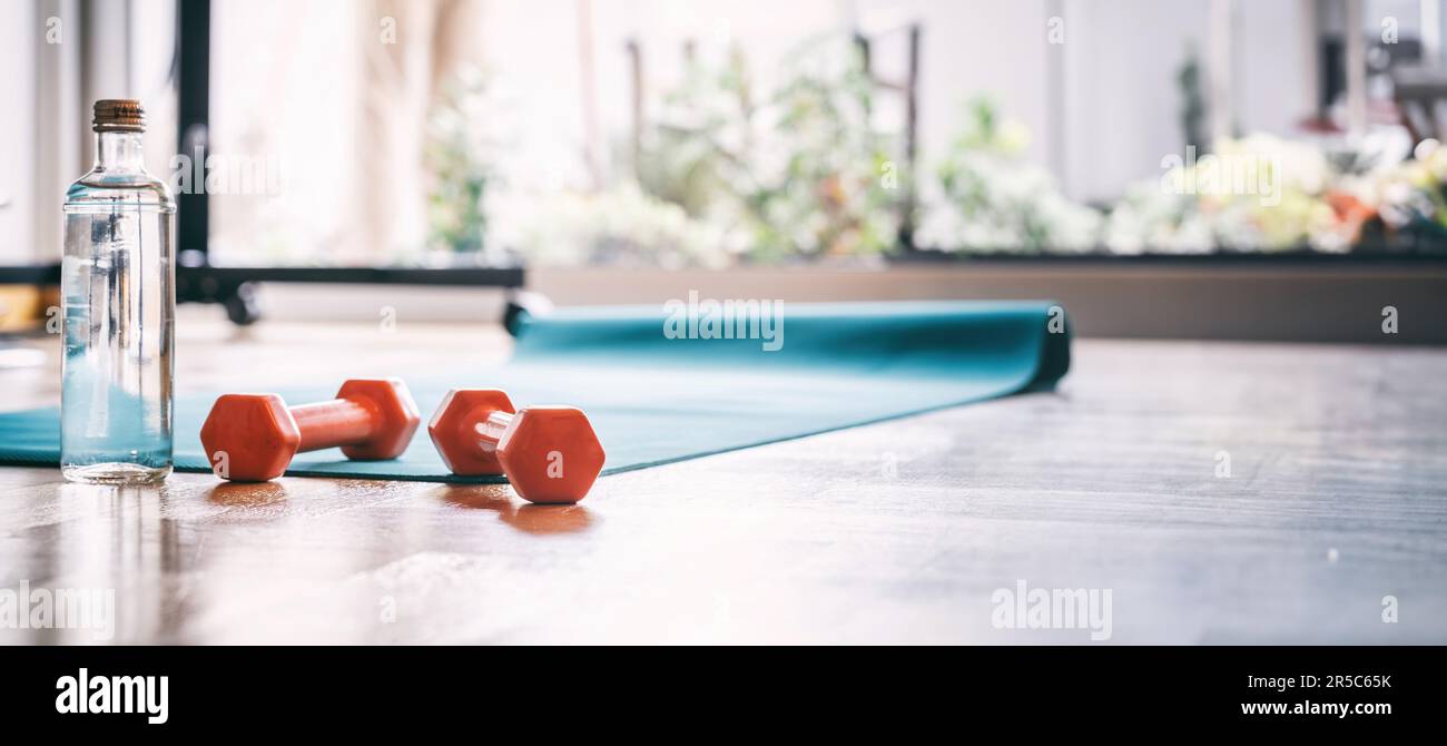 Manubri su un mat da ginnastica yoga closeup, interno palestra, allenamento e concetto di fitness Foto Stock