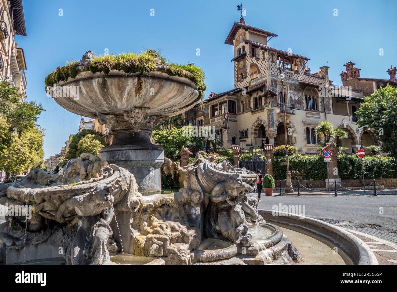Roma, Italia - 04-12/2018: Le fontane delle rane nel quartiere Coppedè di Roma Foto Stock