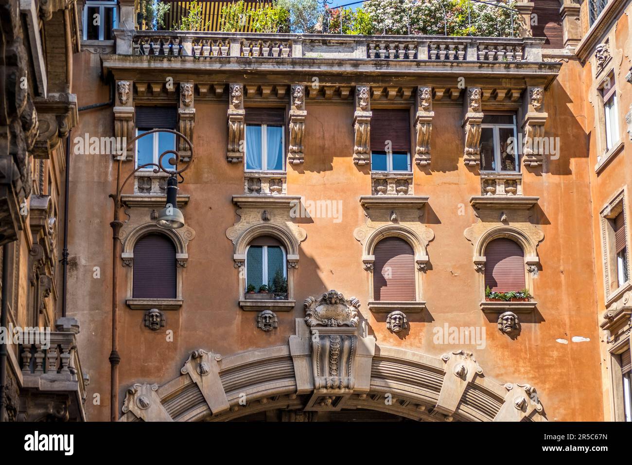 Roma, Italia - 04-12/2018: Belle case nel quartiere Coppedè di Roma Foto Stock