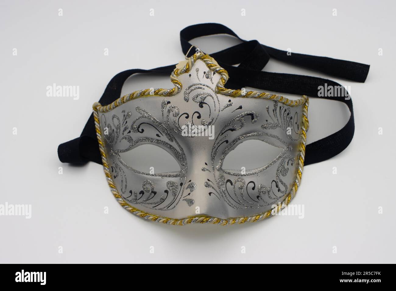 Maschera carnevale argentata isolata su sfondo bianco Foto Stock