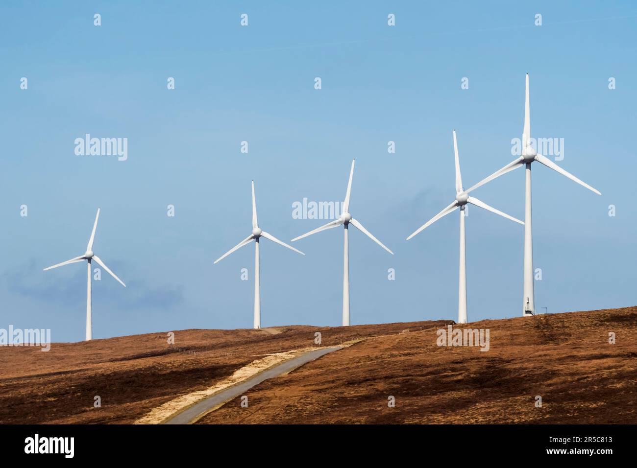 Turbine eoliche della Garth Wind Farm a Snevlabreck, a nord di Gutcher on Yell, Shetland Islands. Foto Stock