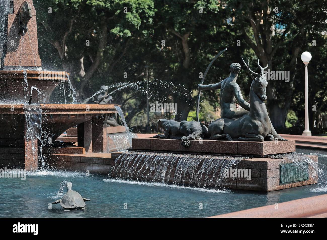 649 la fontana Archibald Memorial di Hyde Park che espone un gruppo scultoreo di Diana e Actaeon. Sydney-Australia. Foto Stock