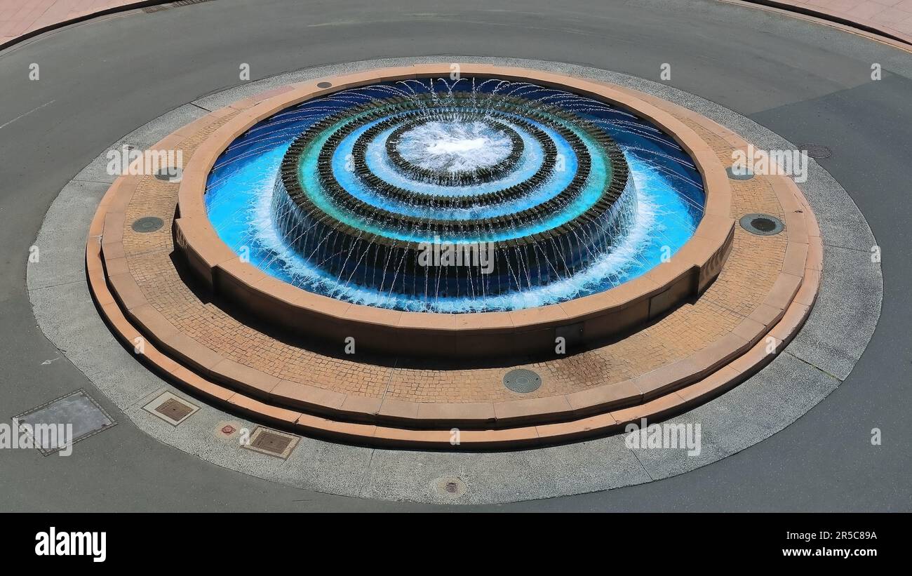 673 fontana circolare ornamentale completamente funzionante-sputando acqua alla fine di Macquarie Street. Sydney-Australia. Foto Stock