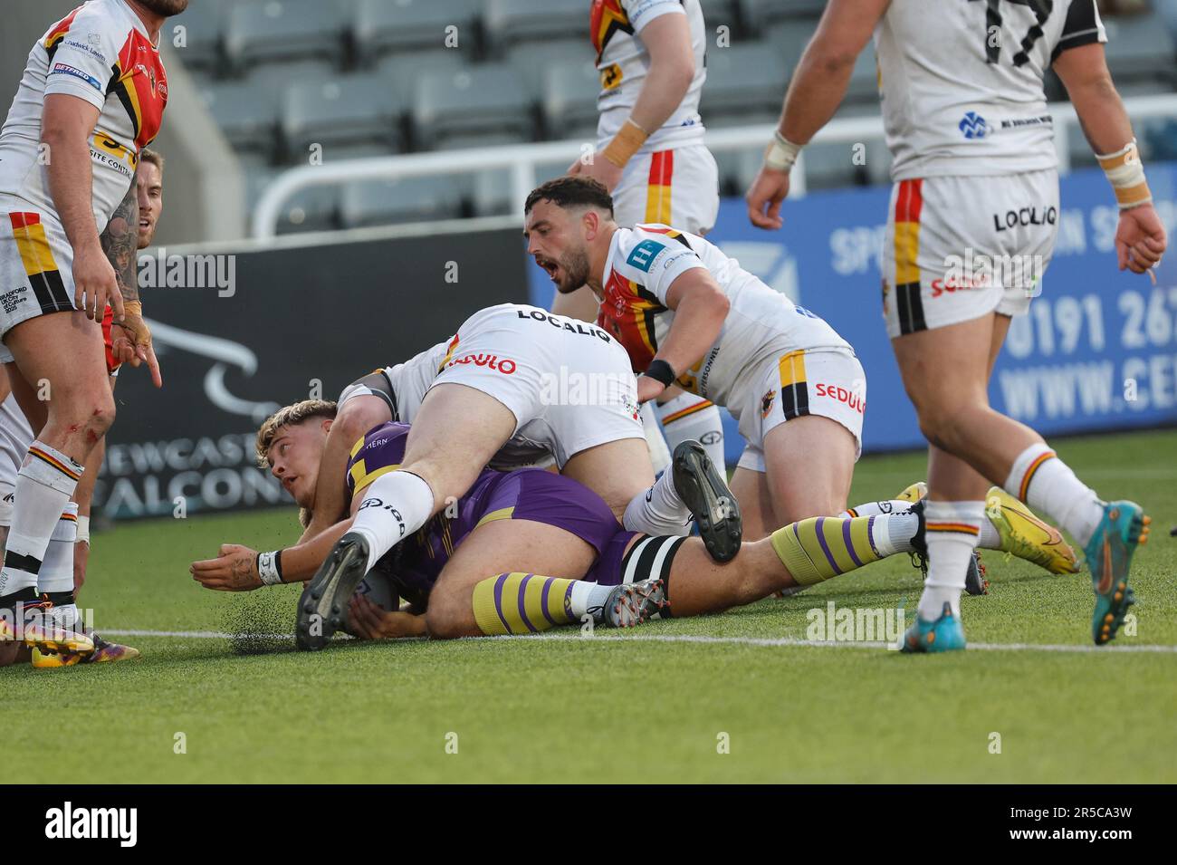 Newcastle, Regno Unito. 02nd giugno, 2023. Denive Balmforth of Thunder segna durante la partita del campionato TRA Newcastle Thunder e Bradford Bulls a Kingston Park, Newcastle venerdì 2nd giugno 2023. (Foto: Chris Lishman | NOTIZIE MI) Credit: NOTIZIE MI & Sport /Alamy Live News Foto Stock