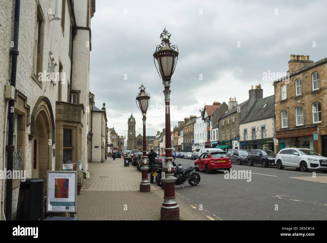 High Street a Peebles, foto scattate davanti al Chambers Institution. Peebles, Scozia Foto Stock