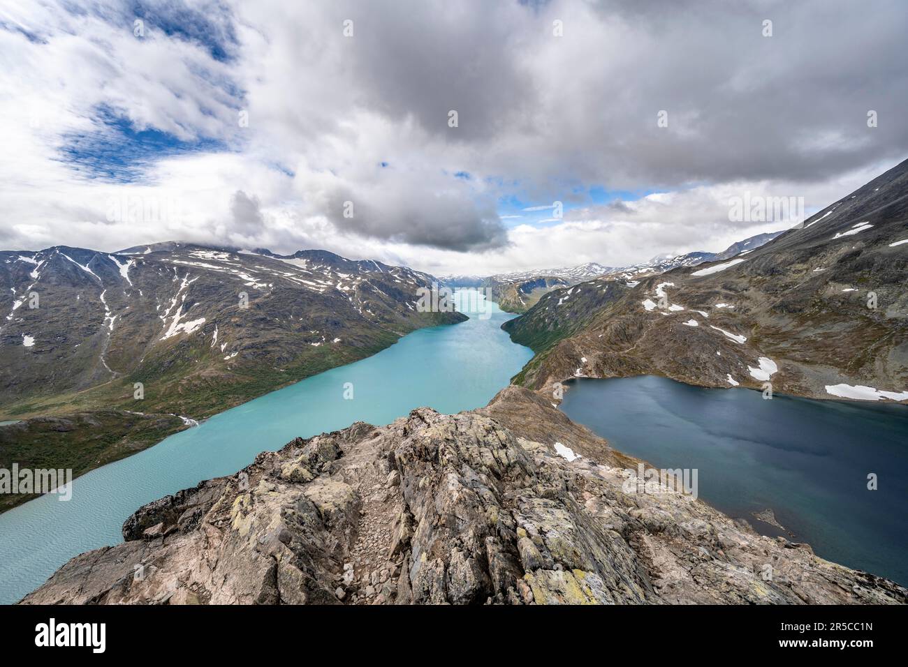 Vista sul lago Gjende, sul lago Bessvatnet e sulle montagne, escursione a Besseggen, passeggiata sul crinale, Parco Nazionale Jotunheimen, Vaga, Innlandet, Norvegia Foto Stock