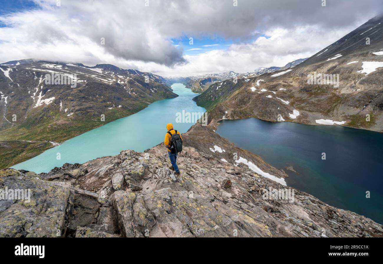 Gli alpinisti a Besseggen escursione, passeggiata sul crinale, vista sul lago Gjende, il lago Bessvatnet e le montagne, Jotunheimen Parco Nazionale, Vaga, Innlandet, Norvegia Foto Stock