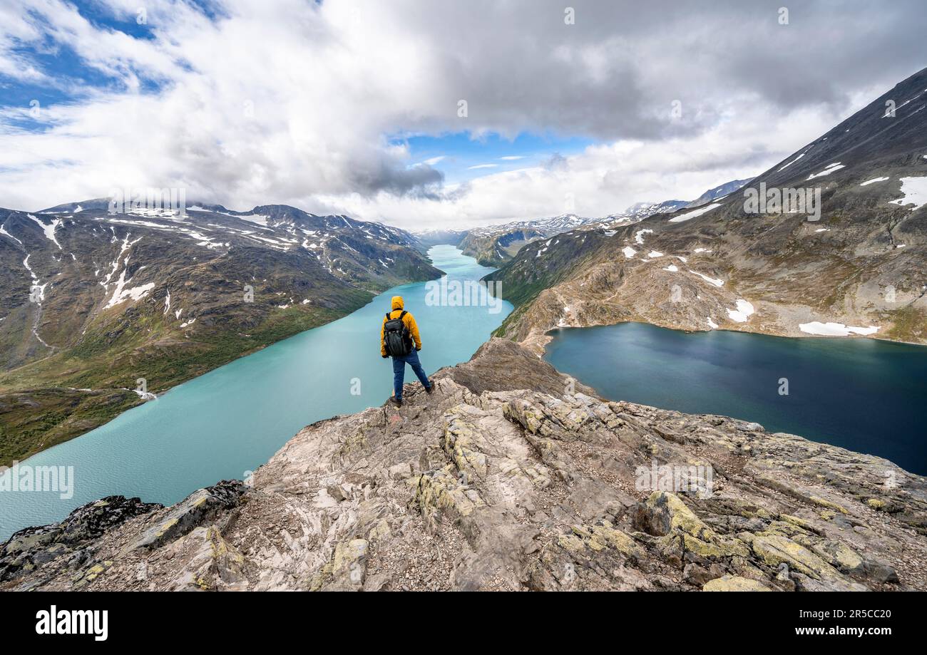 Gli alpinisti a Besseggen escursione, passeggiata sul crinale, vista sul lago Gjende, il lago Bessvatnet e le montagne, Jotunheimen Parco Nazionale, Vaga, Innlandet, Norvegia Foto Stock