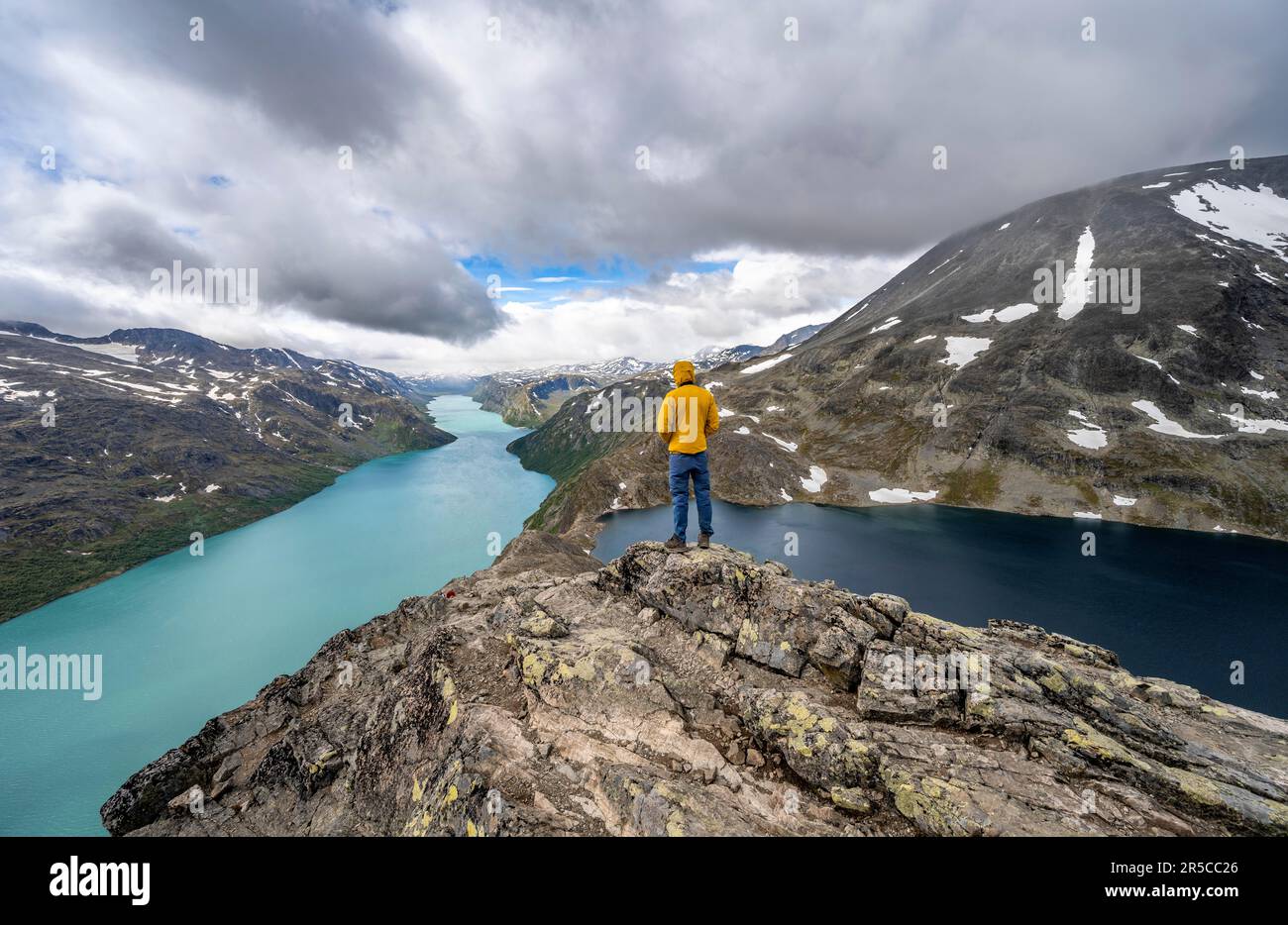 Gli alpinisti a Besseggen escursione, passeggiata sul crinale, vista sul lago Gjende, il lago Bessvatnet e le montagne, Jotunheimen Parco Nazionale, Vaga, Innlandet, Norvegia Foto Stock