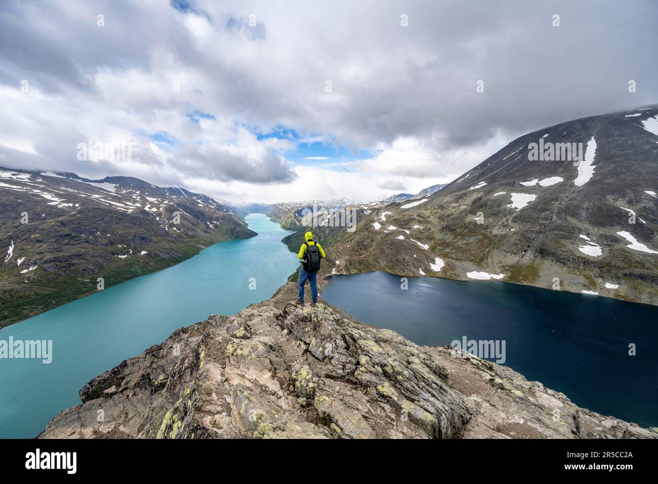 Gli alpinisti a Besseggen escursione, passeggiata sul crinale, vista sul lago Gjende, il lago Bessvatnet e le montagne, Jotunheimen Parco Nazionale, Vaga, Innlandet, Norvegia Foto Stock