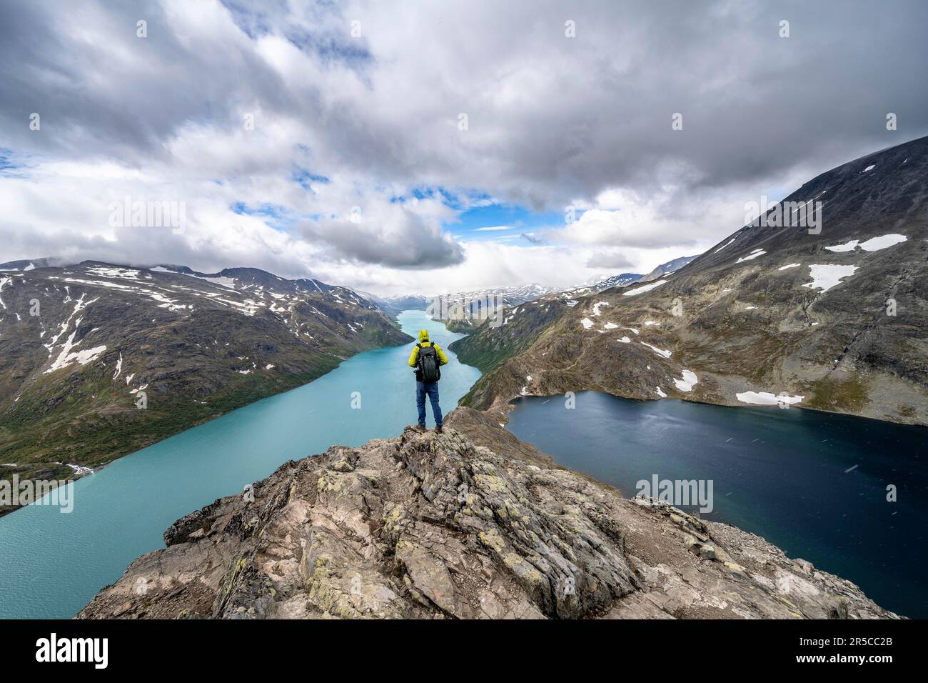 Gli alpinisti a Besseggen escursione, passeggiata sul crinale, vista sul lago Gjende, il lago Bessvatnet e le montagne, Jotunheimen Parco Nazionale, Vaga, Innlandet, Norvegia Foto Stock