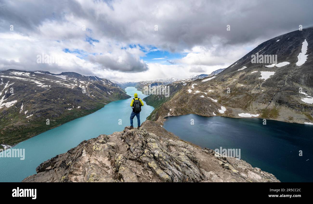 Gli alpinisti a Besseggen escursione, passeggiata sul crinale, vista sul lago Gjende, il lago Bessvatnet e le montagne, Jotunheimen Parco Nazionale, Vaga, Innlandet, Norvegia Foto Stock