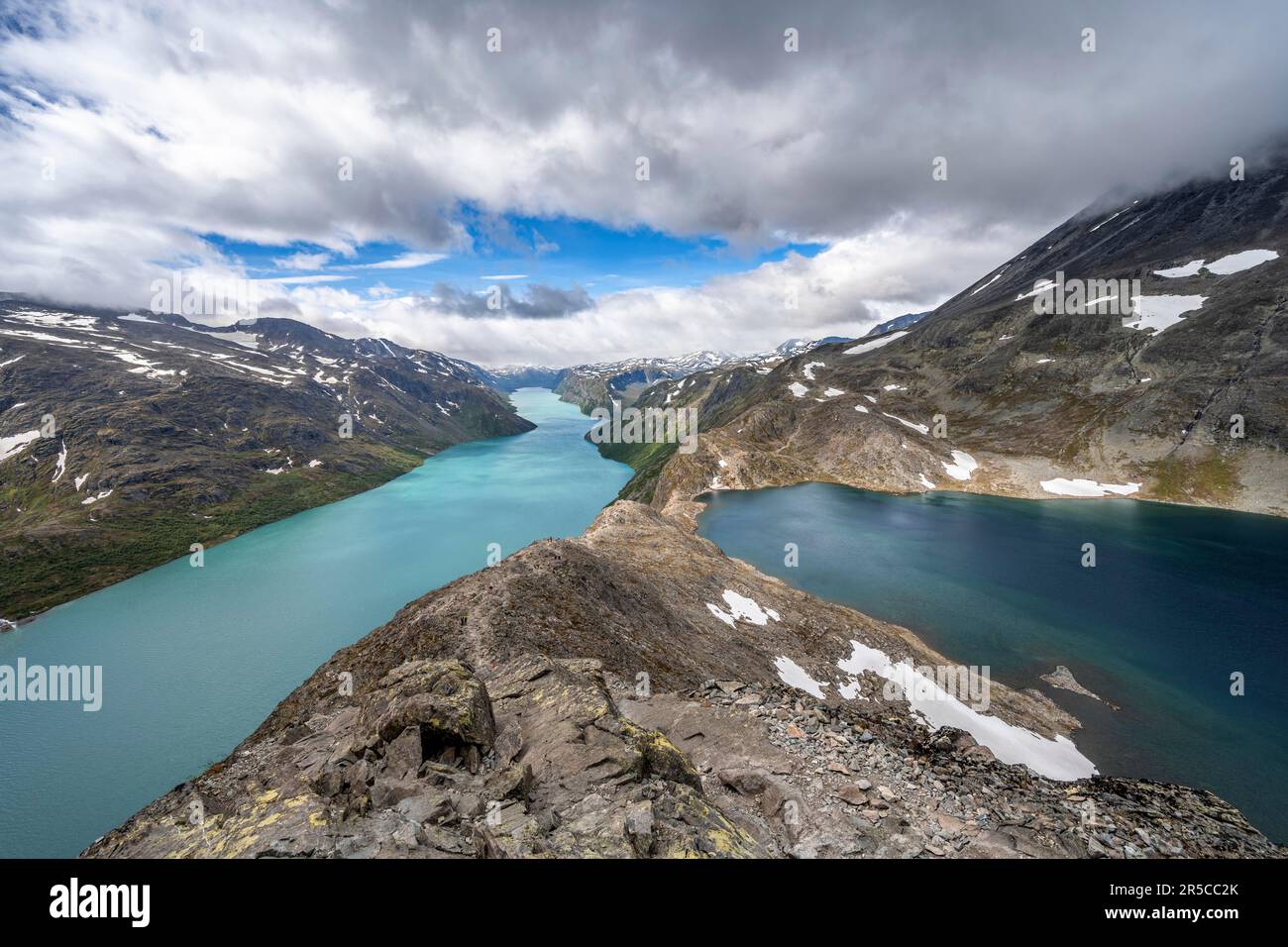 Vista sul lago Gjende, sul lago Bessvatnet e sulle montagne, escursione a Besseggen, passeggiata sul crinale, Parco Nazionale Jotunheimen, Vaga, Innlandet, Norvegia Foto Stock