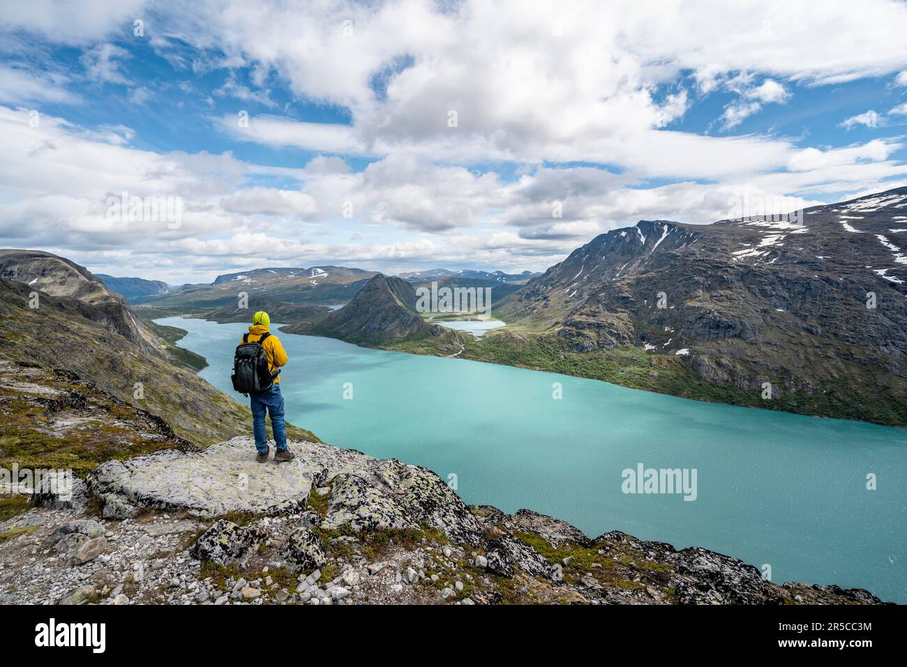 Arrampicatori sull'escursione Besseggen, passeggiata sul crinale, vista sul lago Gjende e sulle montagne, Parco Nazionale Jotunheimen, Vaga, Innlandet, Norvegia Foto Stock