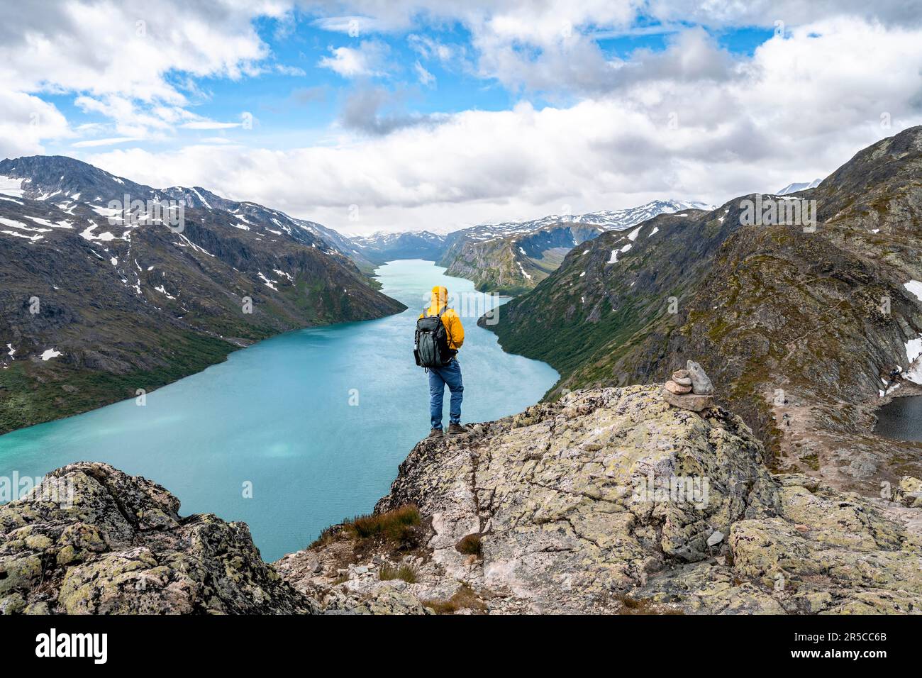 Vista sul lago Gjende e le montagne, alpinisti su Besseggen escursione, passeggiata cresta, Jotunheimen Parco Nazionale, Vaga, Innlandet, Norvegia Foto Stock