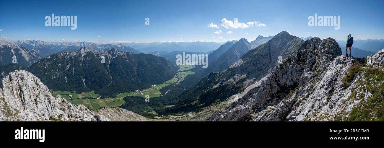 Panorama, alpinista alla sommità del Wettersteinspitze Obere, vista della cresta rocciosa del Wettersteingrat, behindSummit del Arnspitze Foto Stock