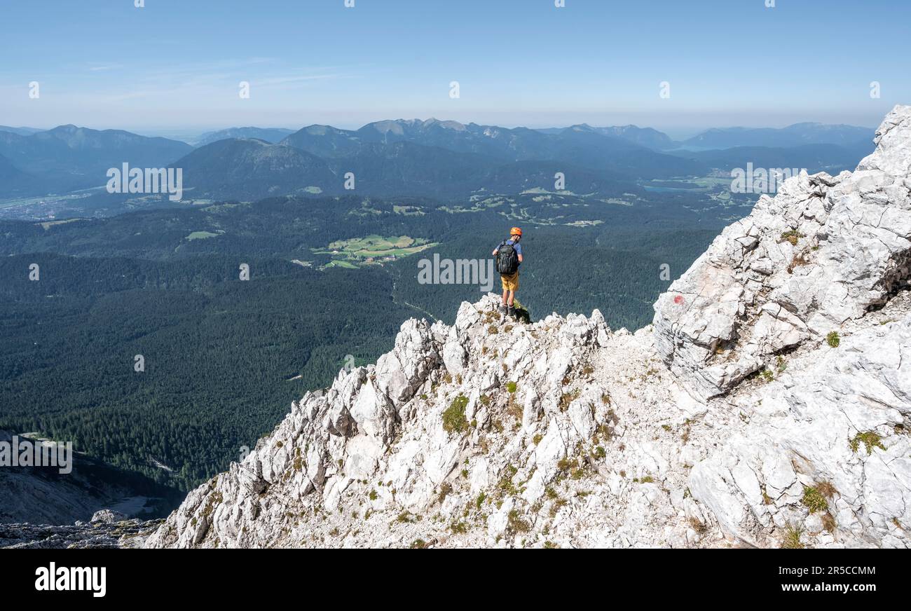 Scalatori sulla roccia che si arrampicano sulle montagne Obere Wettersteinspitze, Wetterstein, Alpi Bavaresi, Baviera, Germania Foto Stock