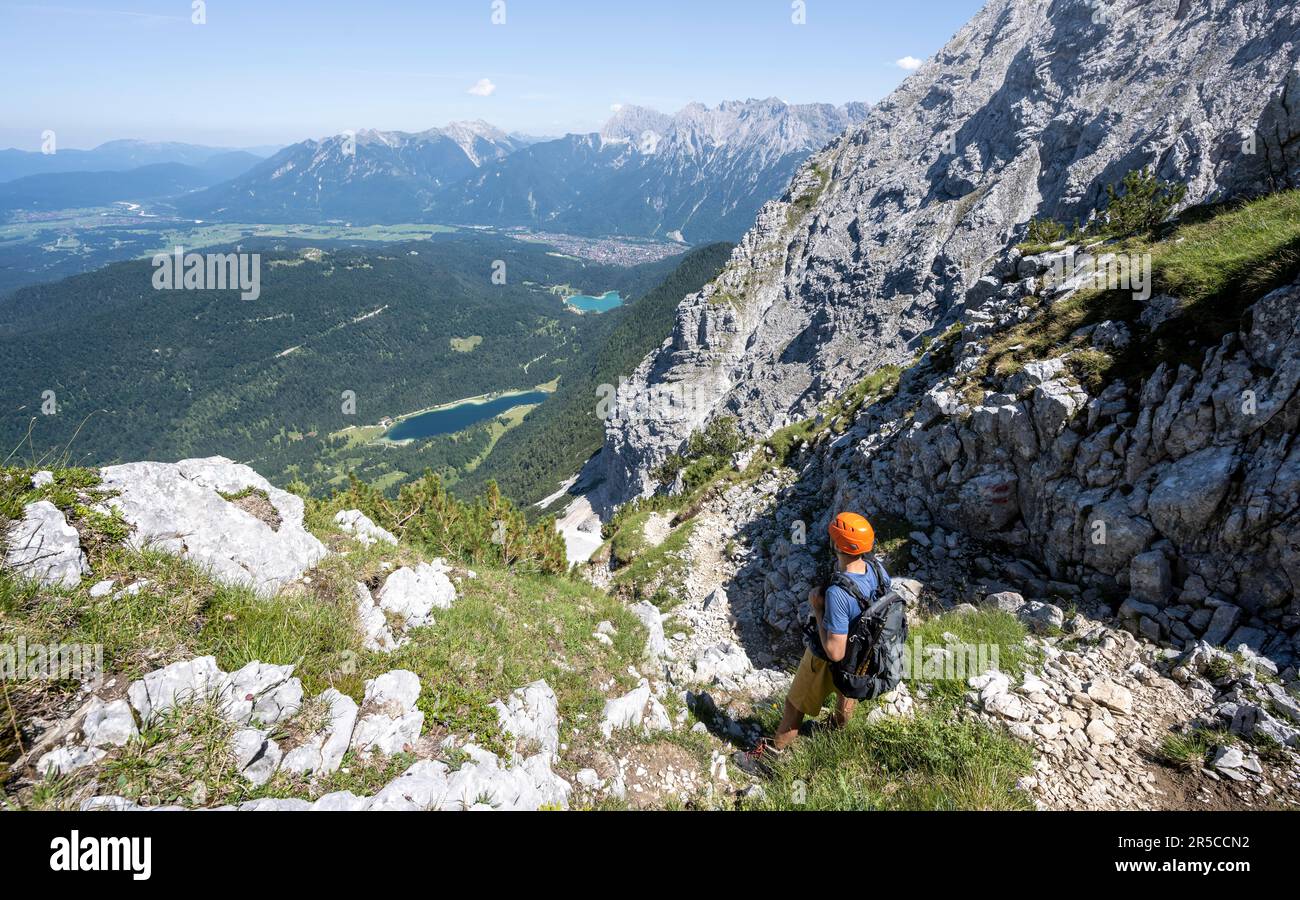 Alpinisti che si arrampicano sulle Obere Wettersteinspitze, dietro Ferchensee, Wetterstein, Alpi Bavaresi, Baviera, Germania Foto Stock
