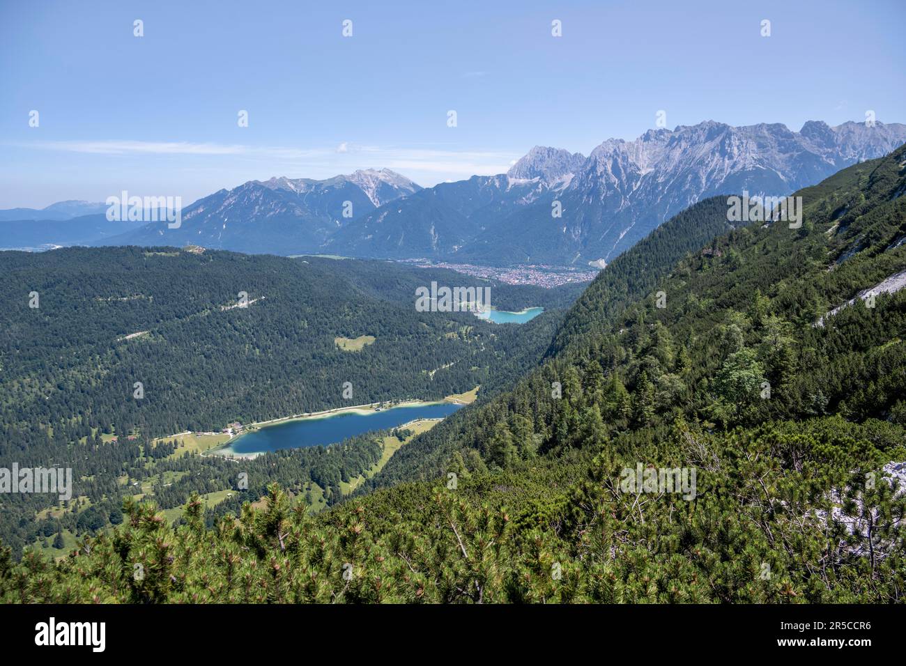 Vista di Ferchensee e Lautersee, salita a Obere Wettersteinspitze, dietro Ferchensee, montagne di Wetterstein, Alpi Bavaresi, Baviera, Germania Foto Stock