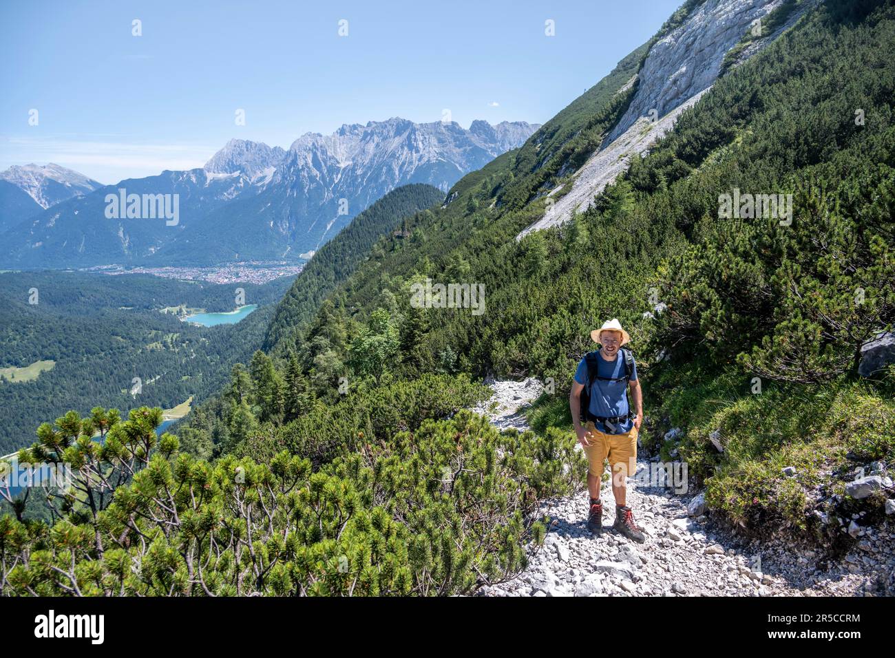 Alpinisti che si arrampicano sulle montagne Obere Wettersteinspitze, dietro Lautersee, Wetterstein, Alpi Bavaresi, Baviera, Germania Foto Stock
