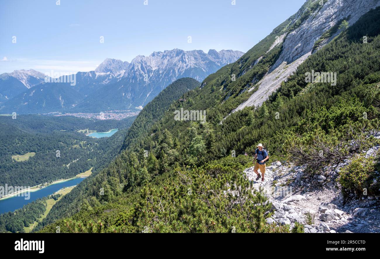 Alpinisti che si arrampicano sulle montagne Obere Wettersteinspitze, dietro Lautersee, Wetterstein, Alpi Bavaresi, Baviera, Germania Foto Stock