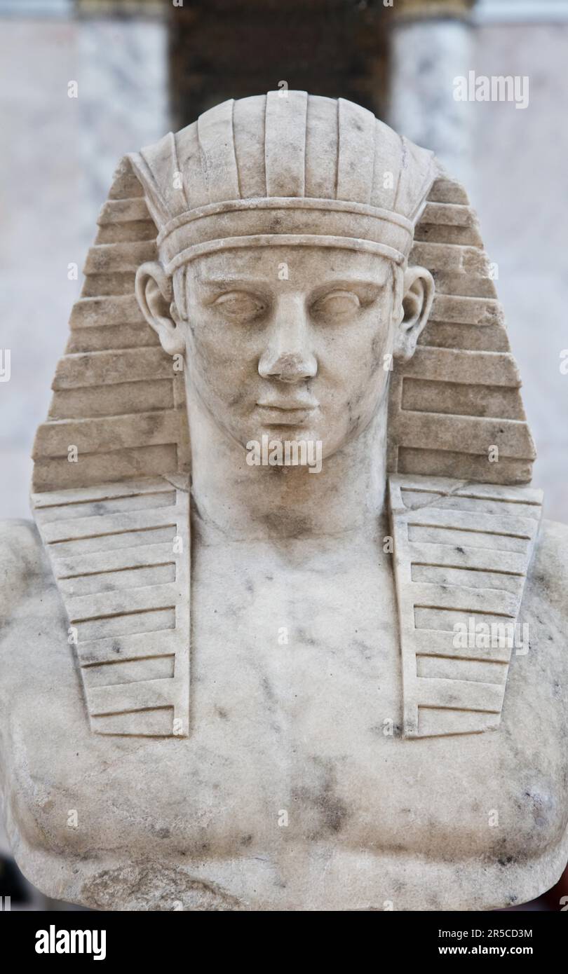 Tipico iconica statua egiziano di modello maschile Foto Stock