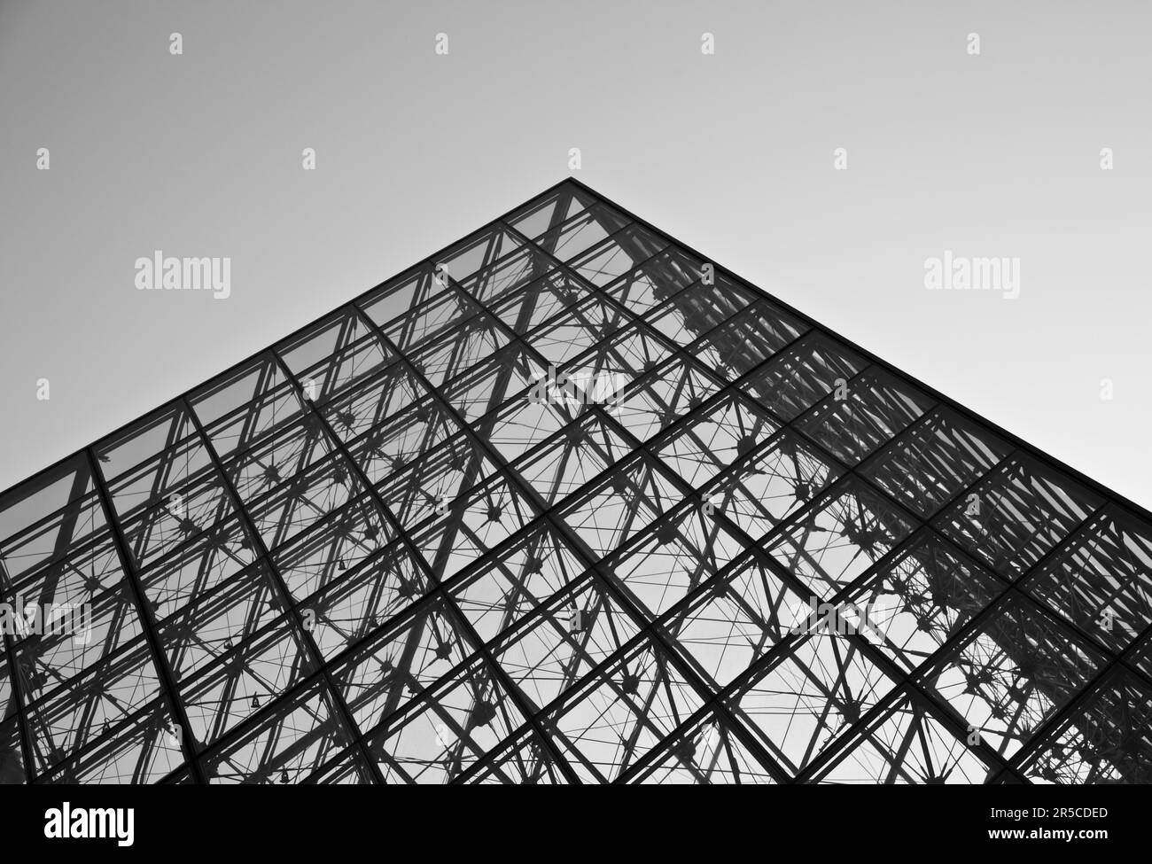 Design semplice della piramide del Louvre - Museo del Louvre, Parigi Foto Stock