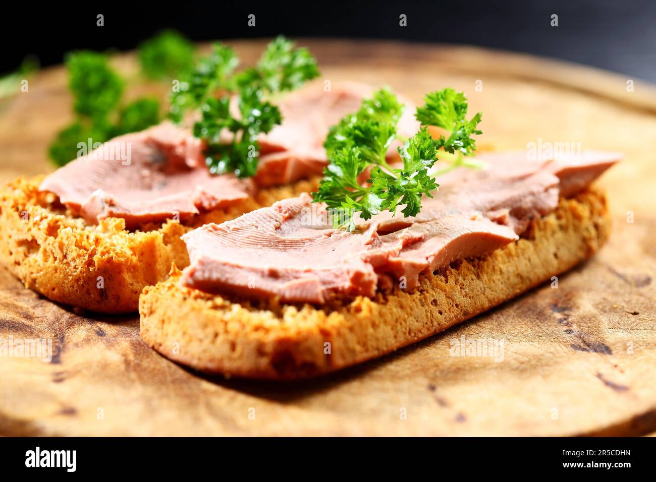 Bruschetta con patata di fegato, cibo gourmet Foto Stock