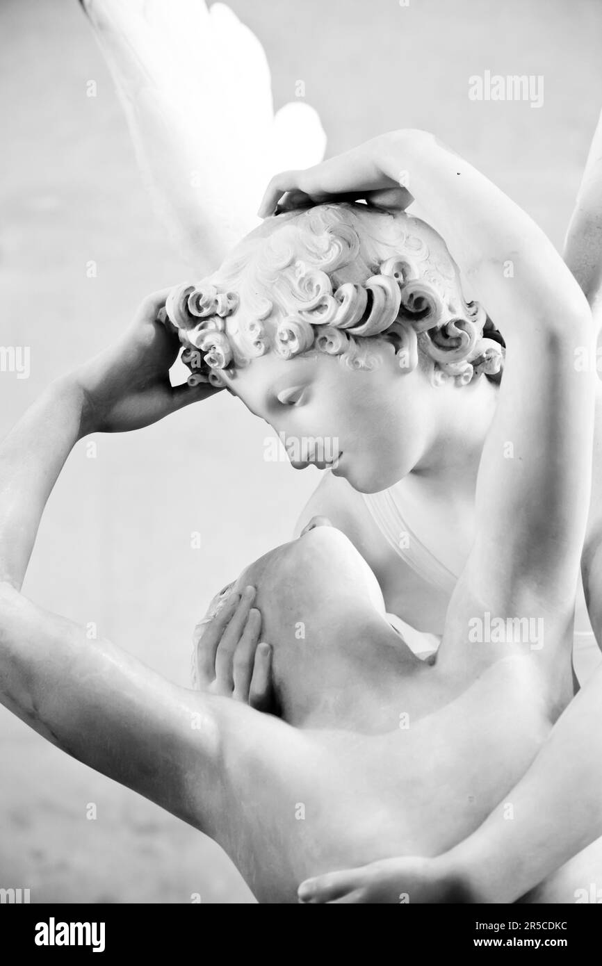 La statua di Antonio Canovas Psyche, rivivuta da Cupids Kiss, commissionata per la prima volta nel 1787, esemplifica la devozione neoclassica all'amore e all'emozione Foto Stock