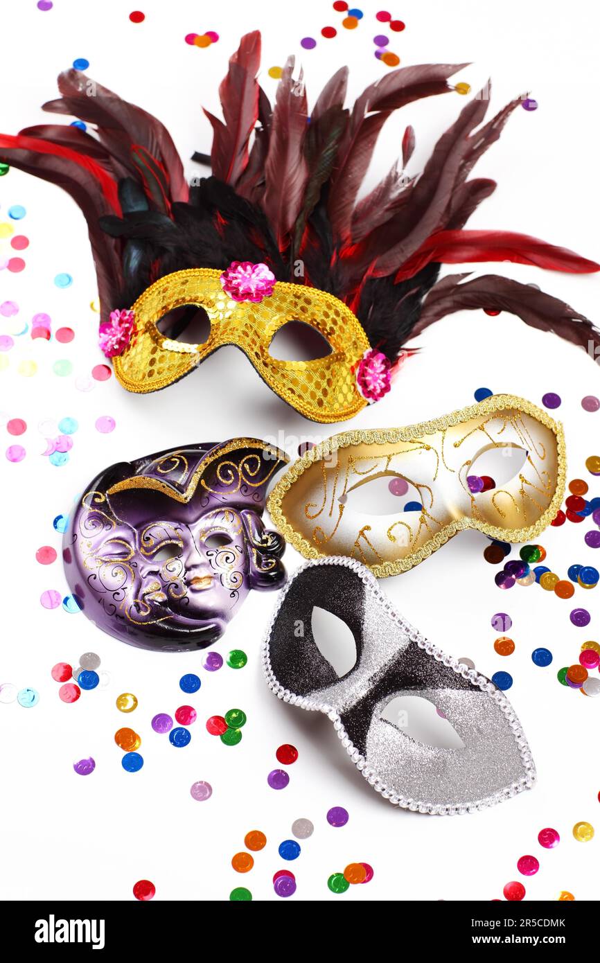 Maschera di Carnevale con coriandoli su sfondo bianco Foto stock - Alamy