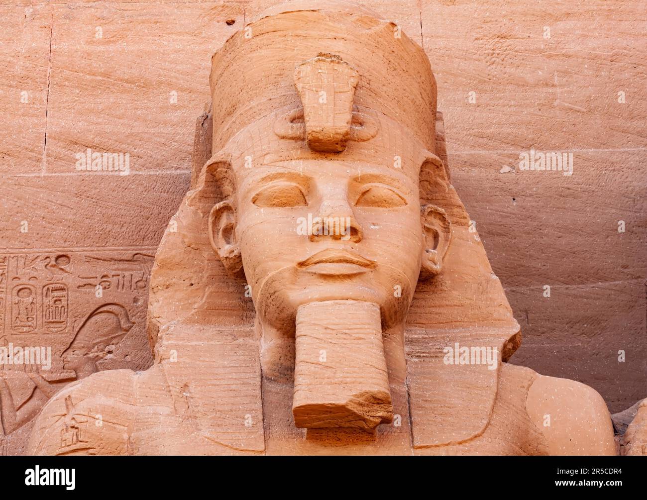 Ingrandisci la vista della Statua del faraone Ramses II di fronte al Grande Tempio di Ramses II nel villaggio di Abu Simbel, Assuan, Alto Egitto Foto Stock