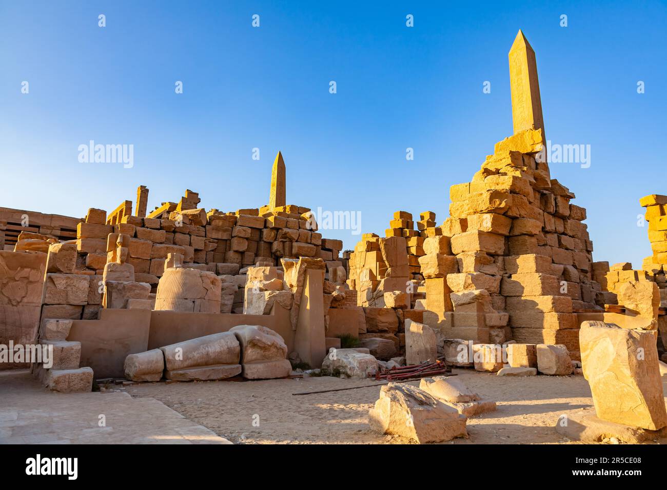 Antiche rovine Tempio di Karnak con obelisco del faraone Thutmosis i e obelisco del faraone Hatshepsut, Luxor, Alto Egitto Foto Stock