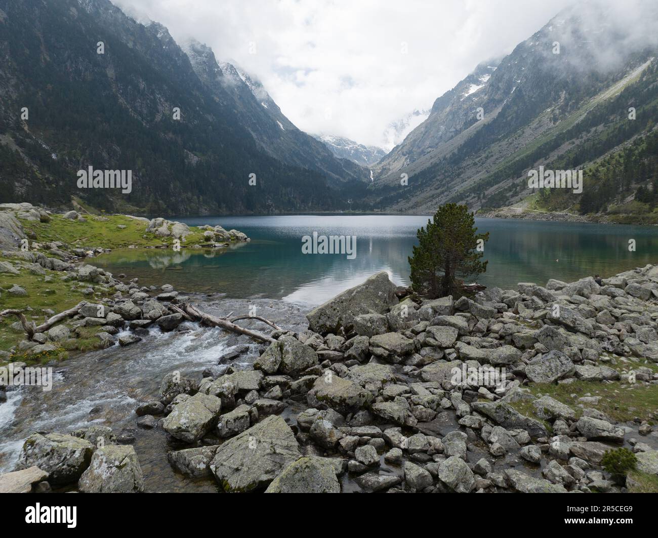 Lago di Gaube in francese, Lac de Gaube è un lago dei Pirenei francesi, nel dipartimento degli alti Pirenei, vicino alla città di Cauterets. Foto Stock