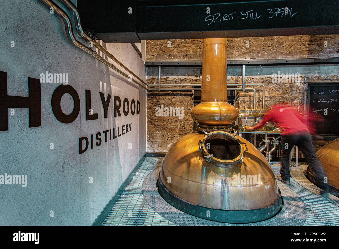 Operatore di distilleria irriconoscibile che lavora nella still room della Holyrood Distillery Edinburgh , Scozia Foto Stock