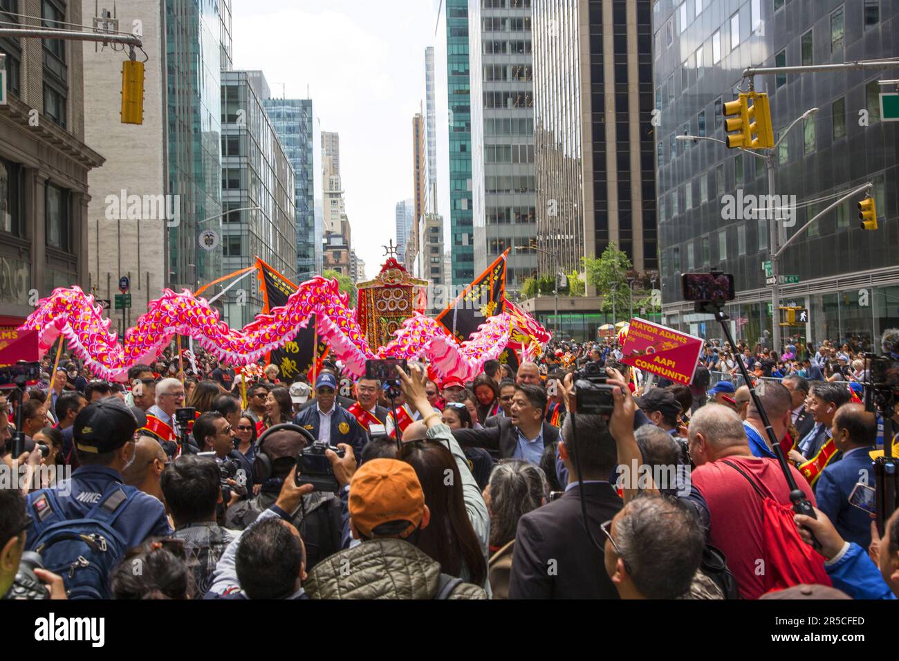 2023 Asian American Pacific Islander Heritage Parade a NYC marches up 6th Avenue nel centro di Manhattan, NYC. Foto op con il sindaco eric Adams, centro, leadijng la parata. Foto Stock