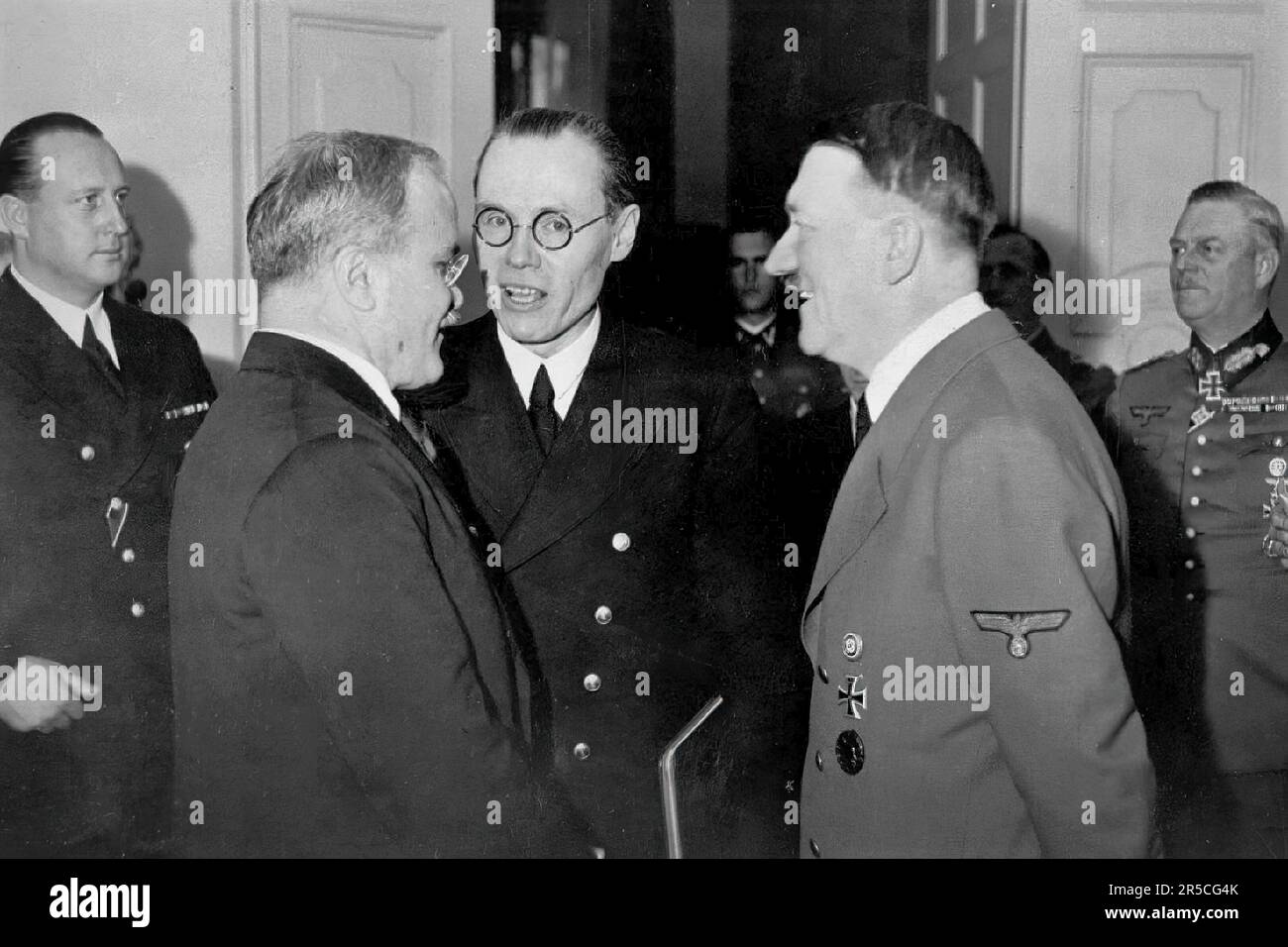 Berlino. Ufficio imperiale. Nella foto da sinistra a destra Vyacheslav Molotov, Gustav Hilger, Adolf Hitler Foto Stock