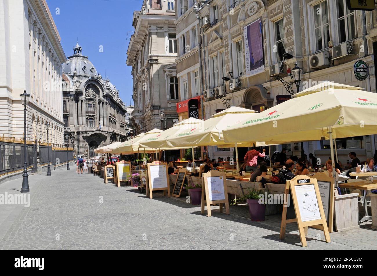 Street cafe, quartiere Lipscani, Città Vecchia, Bucarest, Romania Foto Stock