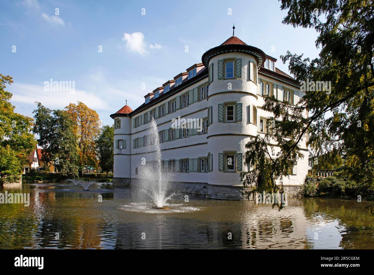 Castello ormeggiato, costruito nel 1601 da Eberhard von Gemmingen, fontana, Bad Rappenau, Baden-Wuerttemberg, Germania Foto Stock