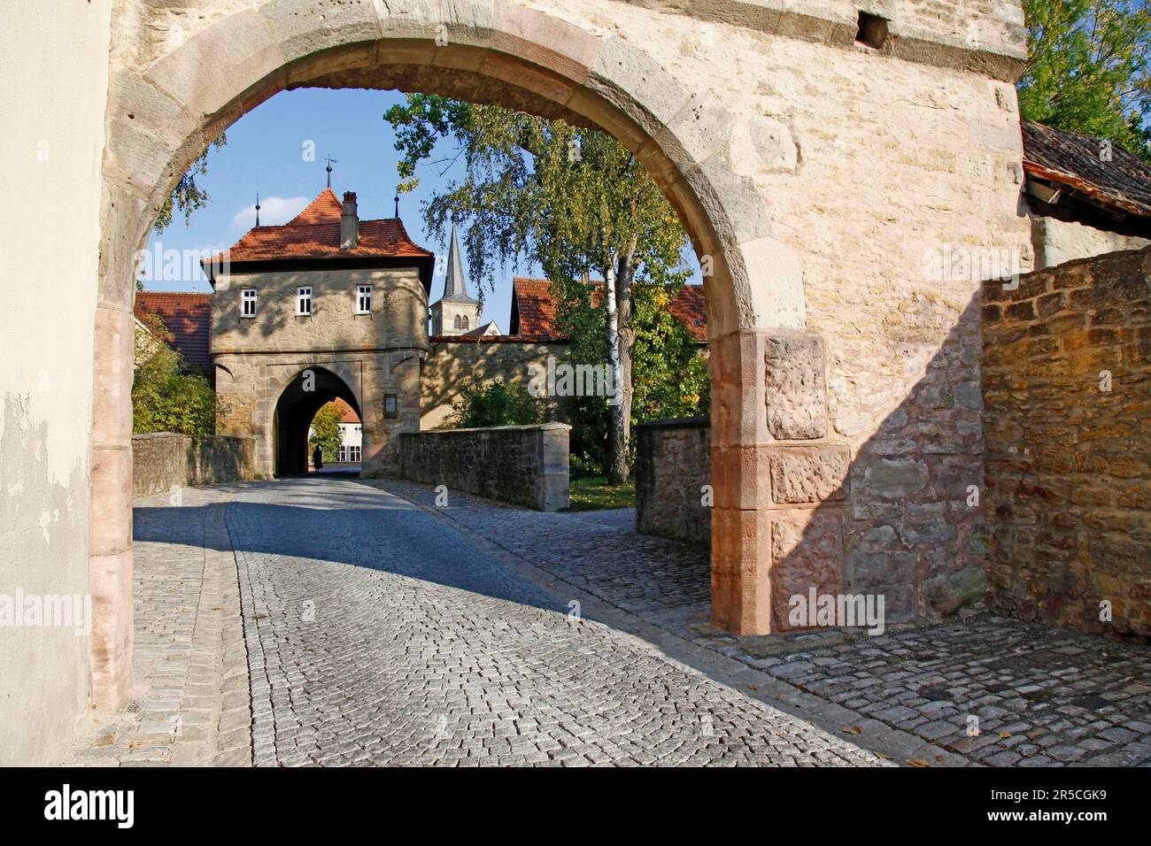 Mainbernheimer Tor, doppia porta, Iphofen, bassa Franconia, Baviera, Acciottolato, Germania Foto Stock