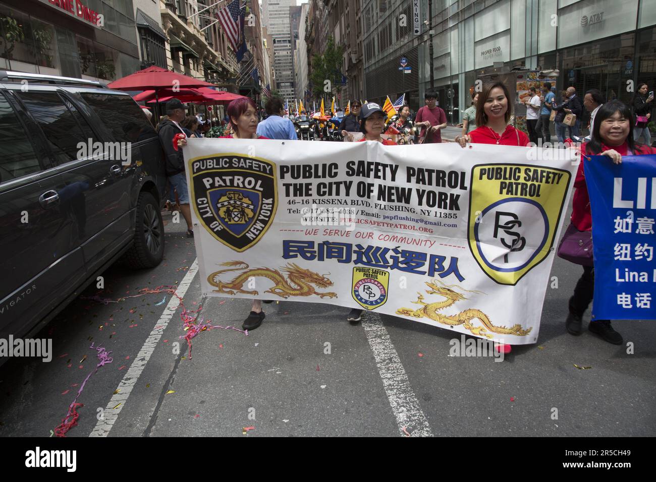 2023 Asian American Pacific Islander Heritage Parade a NYC marches up 6th Avenue nel centro di Manhattan, NYC. L'organizzazione asiatica di pattuglia per la pubblica sicurezza si è fatta maree nella parata. Foto Stock