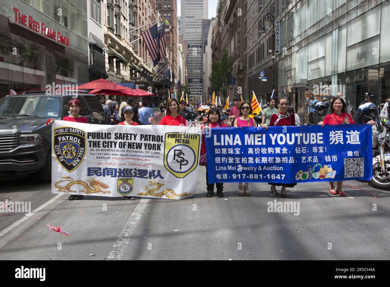 2023 Asian American Pacific Islander Heritage Parade a NYC marches up 6th Avenue nel centro di Manhattan, NYC. L'organizzazione asiatica di pattuglia per la pubblica sicurezza si è fatta maree nella parata. Foto Stock