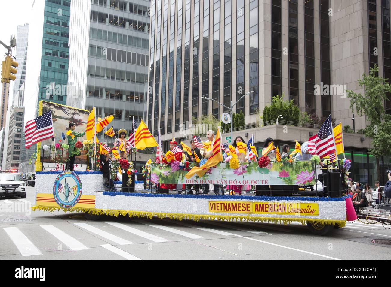 2023 Asian American Pacific Islander Heritage Parade a NYC marches up 6th Avenue nel centro di Manhattan, NYC. La comunità vietnamita americana è ben rappresentata alla sfilata. Foto Stock