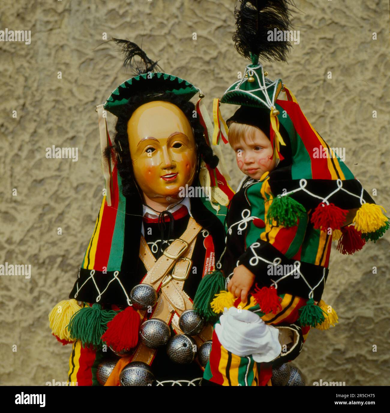 Carnevale svevo-alemannico, portamaschi di maschera di Fasnet, festoni di  carnevale Foto stock - Alamy