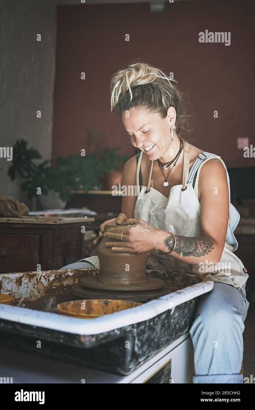 La creatività è l'unica cosa che non posso vivere senza. una giovane donna che lavora con l'argilla in uno studio di ceramica. Foto Stock