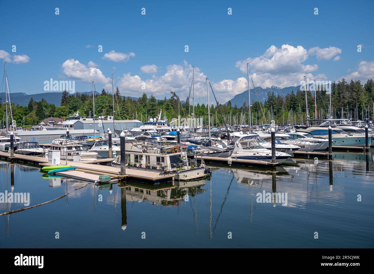 Vancouver, British Columbia - 26 maggio 2023: Barche a Coal Harbour, Vancouver. Foto Stock