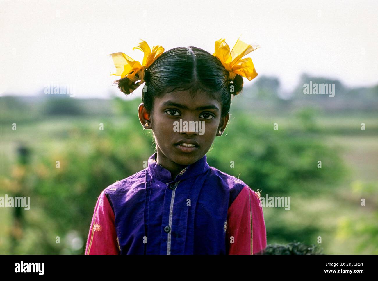 Una ragazza di villaggio con due nastri in testa a Otthakadai, Madurai, Tamil Nadu, India del Sud, India, Asia Foto Stock