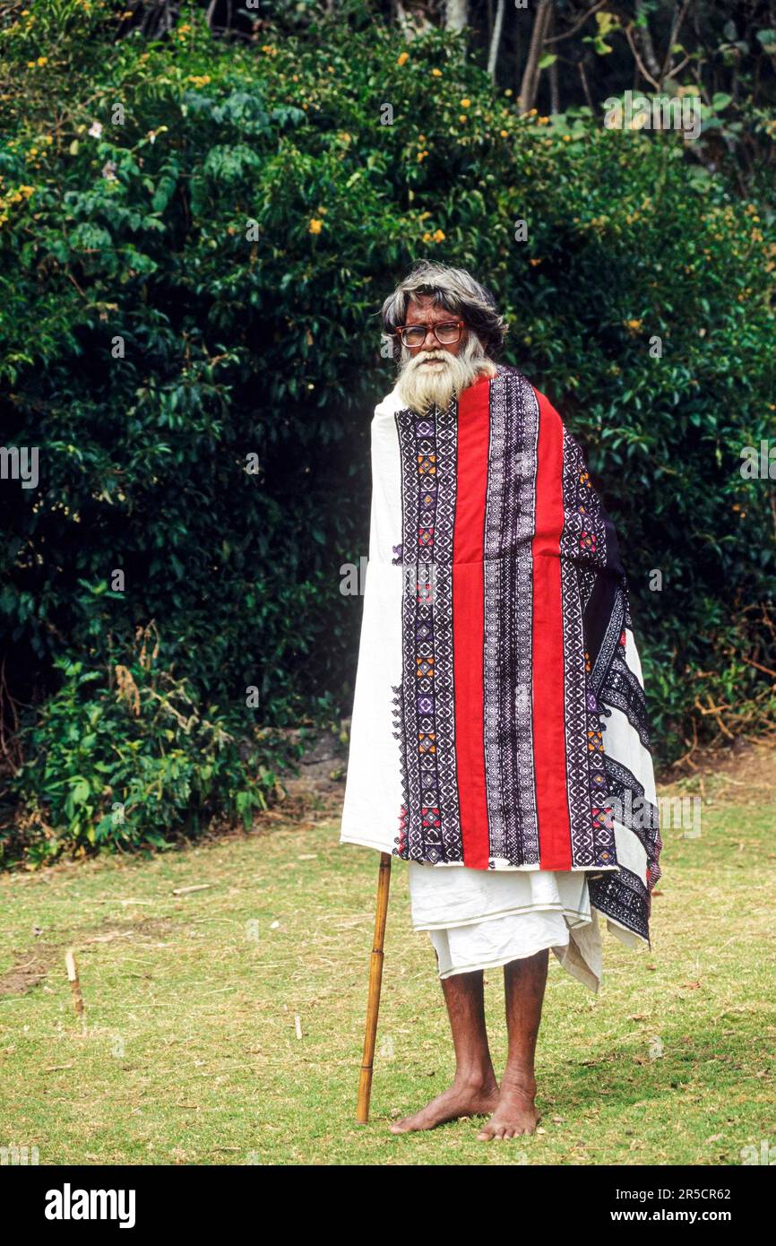 Toda Tribe vecchio copricapo con abito ricamato composto da un unico pezzo chiamato Poothkuli Puthukuli a Ooty Udhagamandalam, Tamil Nadu, Sud Foto Stock