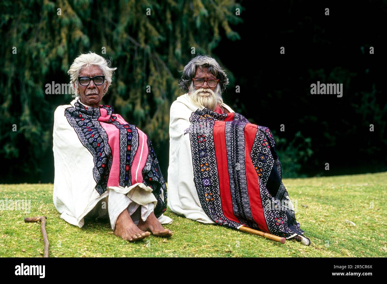Toda Tribe vecchi uomini coperti con abito ricamato composto da un unico pezzo chiamato Poothkuli Puthukuli a Ooty Udhagamandalam, Tamil Nadu, Sud Foto Stock